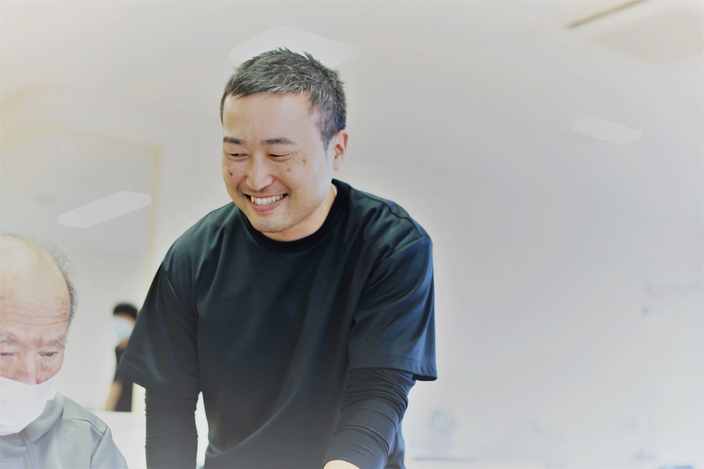 スタッフが患者さんと笑顔で向き合っている様子